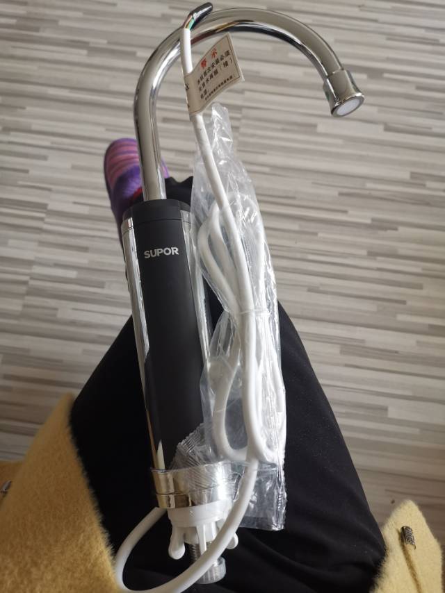 厨房热水管安装