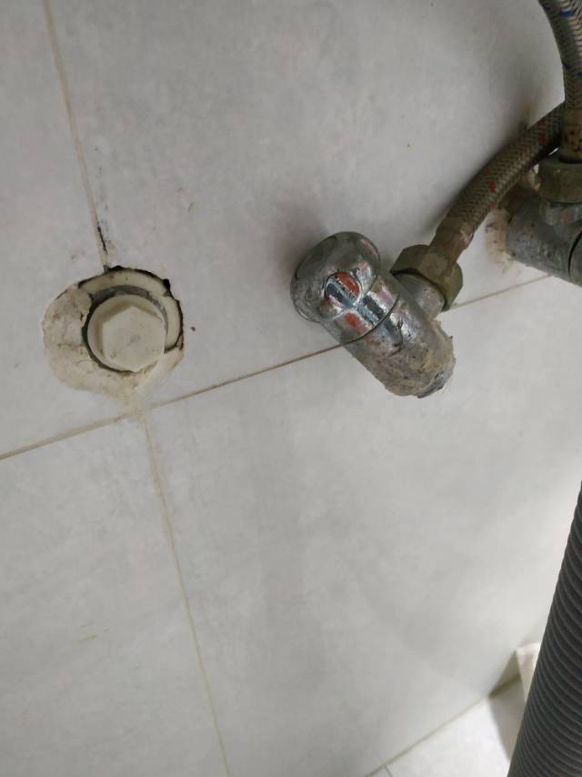 卫生间洗脸盆下热水管出水管水阀断裂，部分管材断裂后留在墙中，已采取封堵措施。