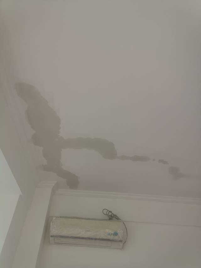 房顶漏水，曾做过雨虹防水，上面有地砖