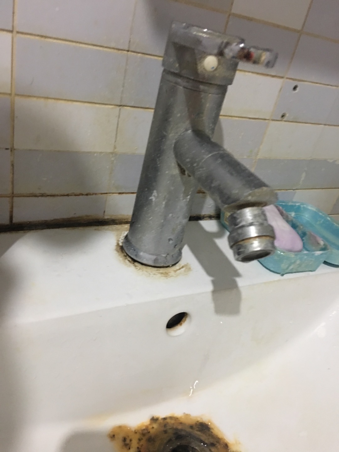 卫生间水龙头坏了，不能关水