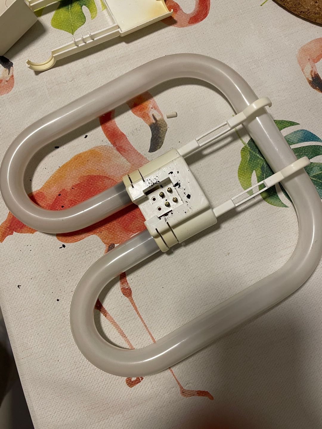 厨房节能灯不亮了，需要更换维修
