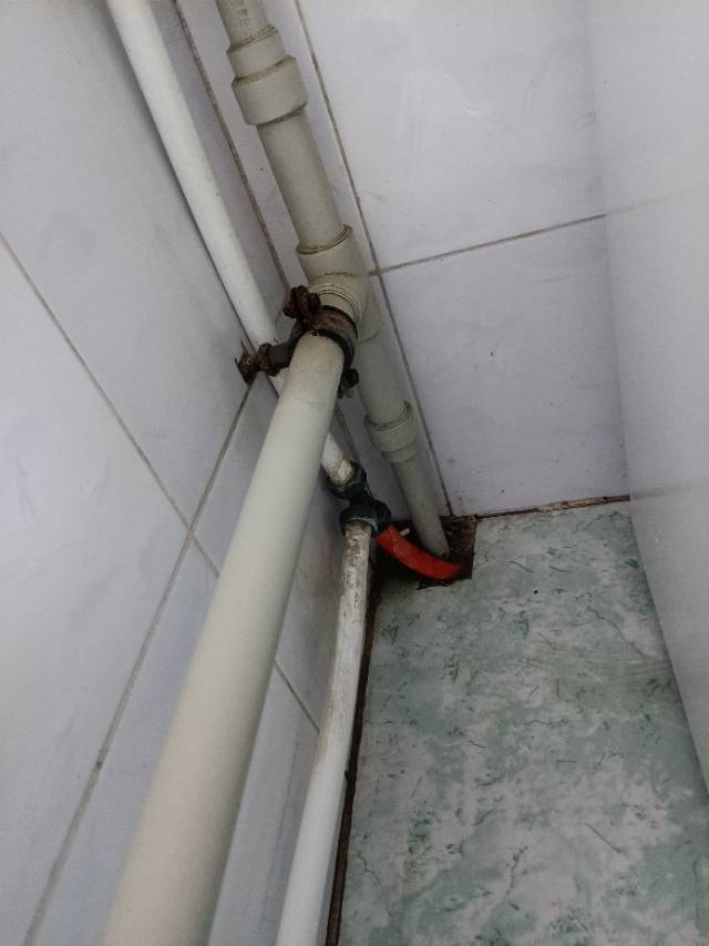 水管漏水，具体是热水管道还是自来水管道不太明确，也许需要检修管道、更换管材。另外，需要移动增压泵位置、安装厨余垃圾处理器。