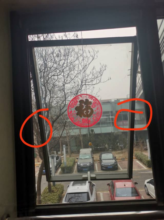 窗户两边支撑散了，拉不进来了