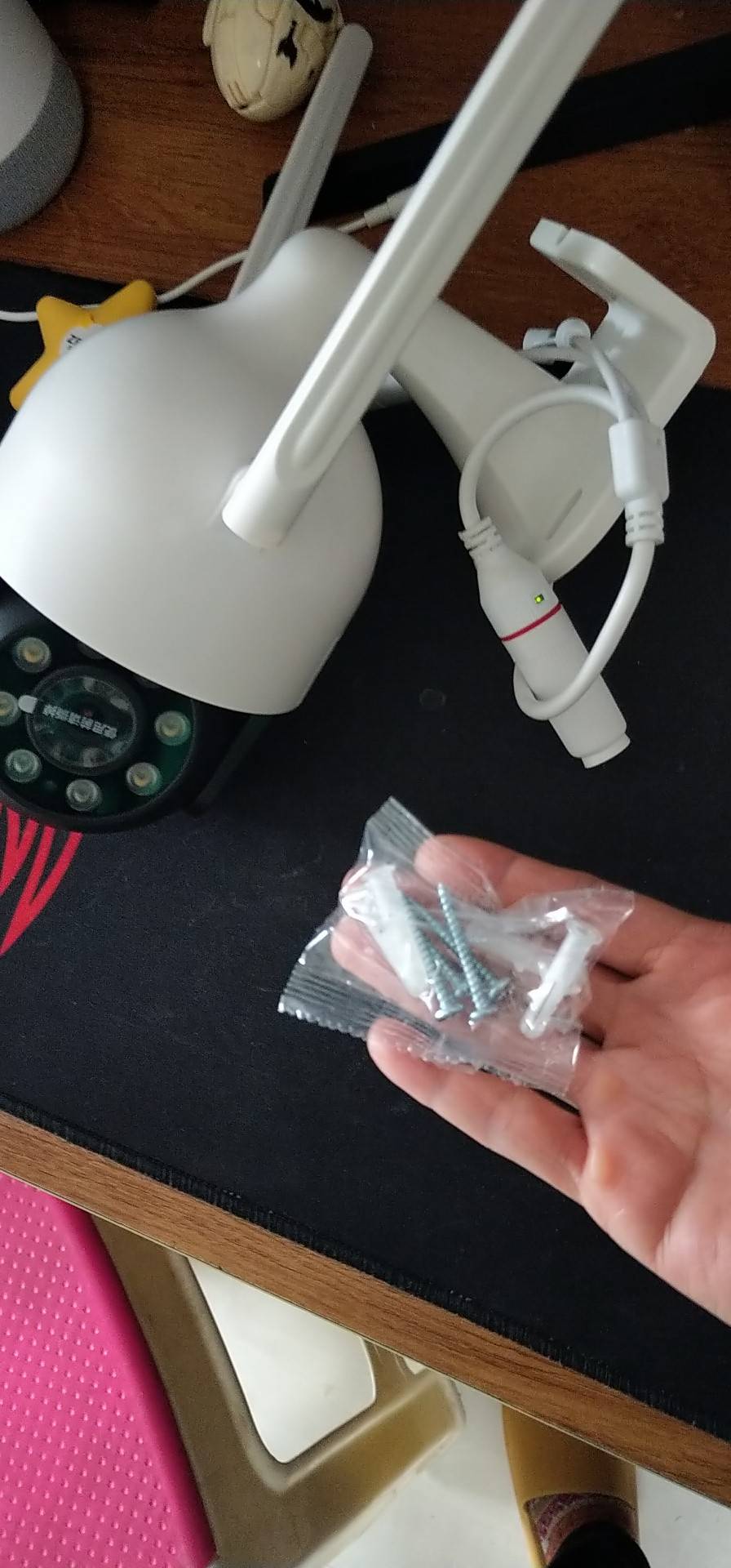 安装户外摄像头。需要在墙上钻孔打膨胀螺丝。