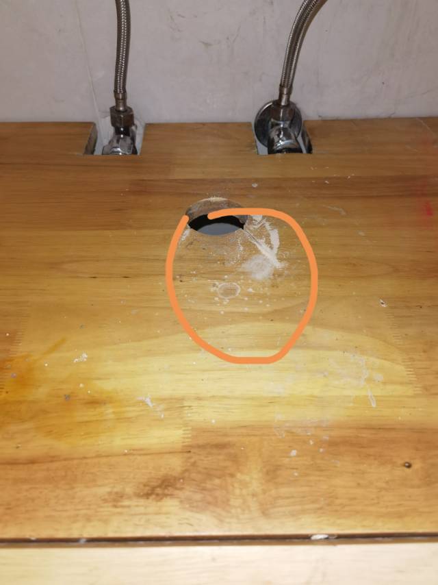 洗手盆隔板下水孔需要切大点，用来安装下水管