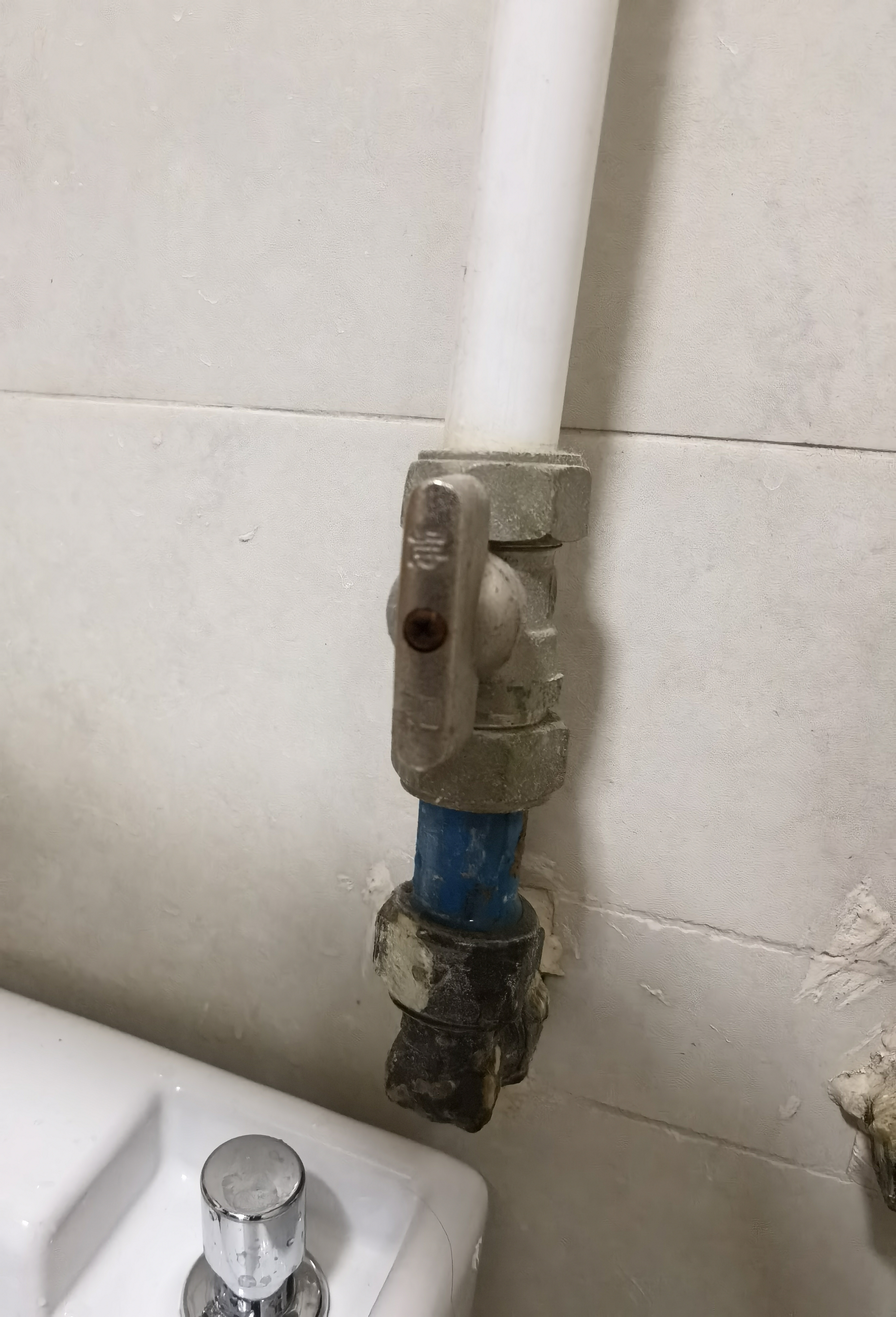 热水管接头漏水。