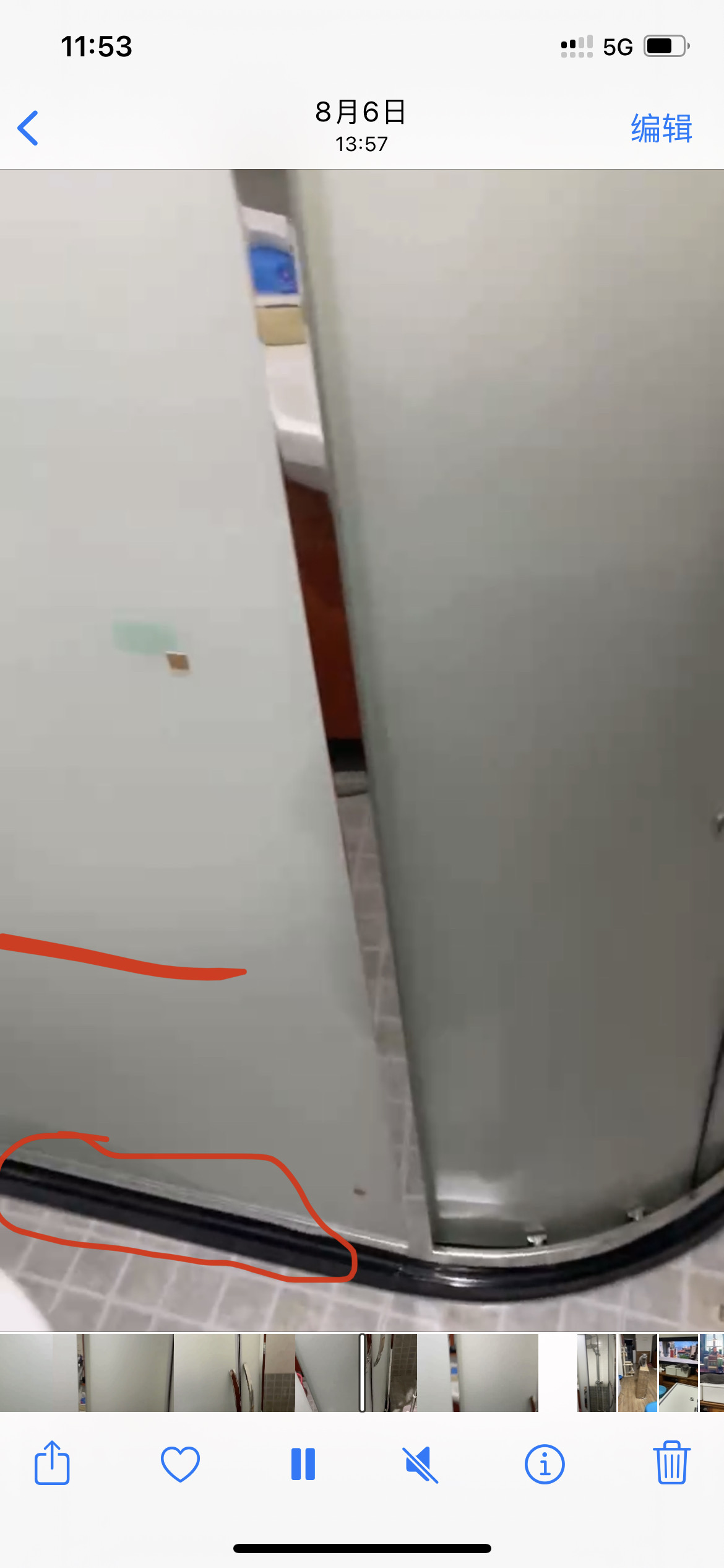 淋浴房底座打一个大拇指粗的孔，用玻璃胶固定一个软管，如图中所示黑色的底座上。