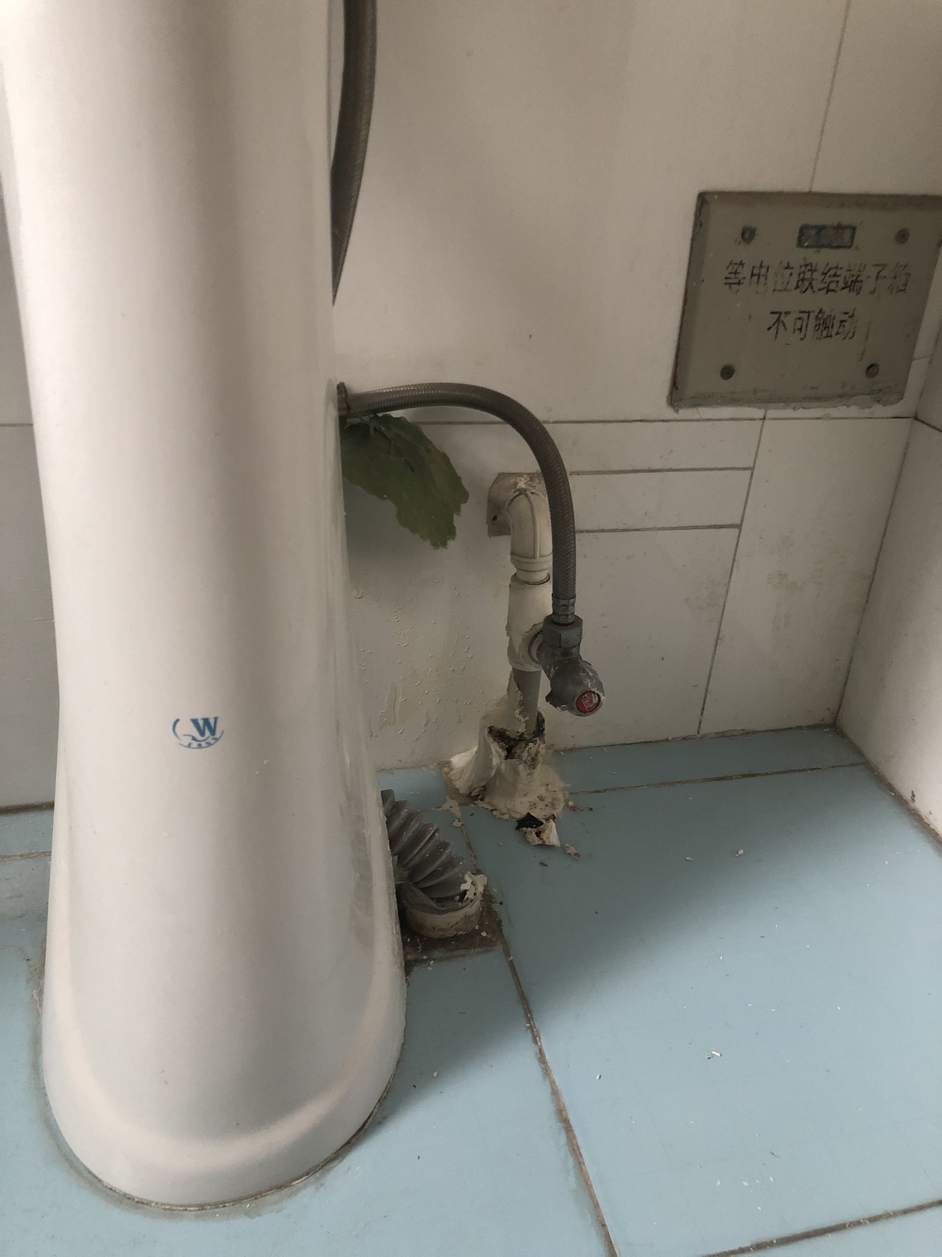 水管漏水（白色水管）