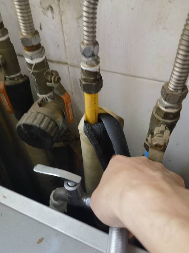 黄色暖气水管漏水