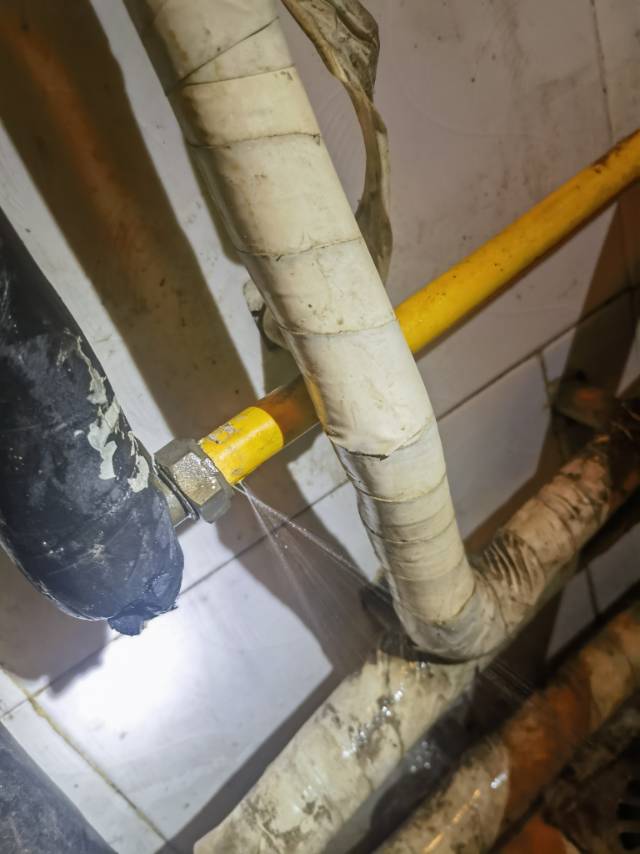 暖气热水管漏水