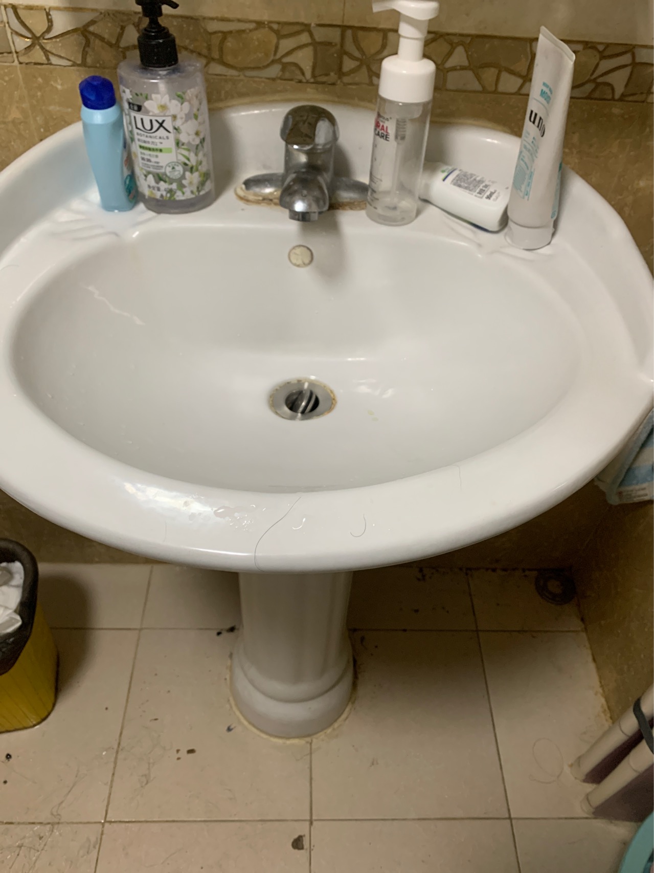 卫生间洗漱台漏水