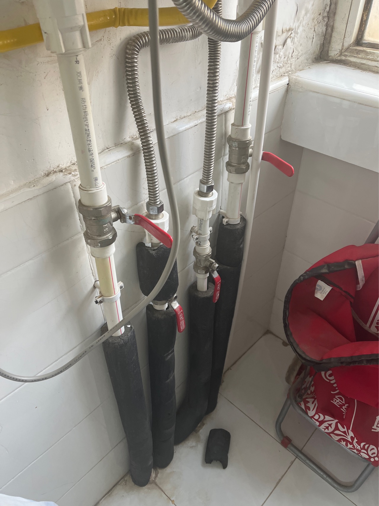 暖气片漏气检测和水管阀门换新 以前马桶边打的胶都掉了再维修一下