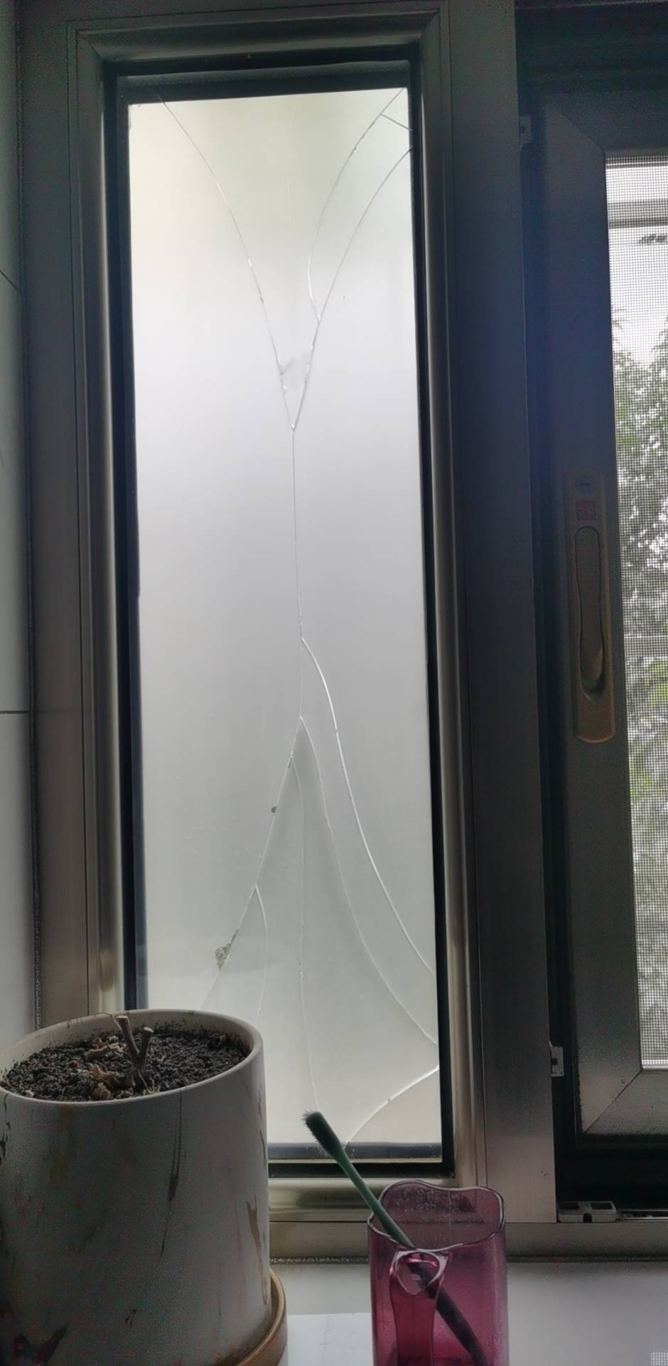 卫生间玻璃裂缝更换